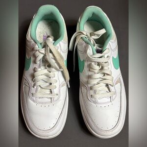 Nike Women's White and Teal Court Sneakers Size 9.5
